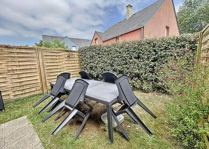 Holiday home Charmante Maison A 150m De La Plage, 2 Chambres, Jardinet, Proche Jullouville Et St Pair-sur-mer - Fr-1-361-33 *